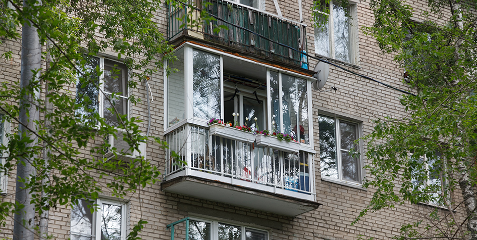 Упал балкон в ипотечной квартире: